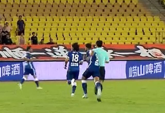 Meteu essa? Henrique Dourado dá trombada em árbitro e é expulso na China
