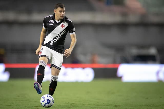 Hugo Moura fala sobre atuação como zagueiro e volante em vitória do Vasco