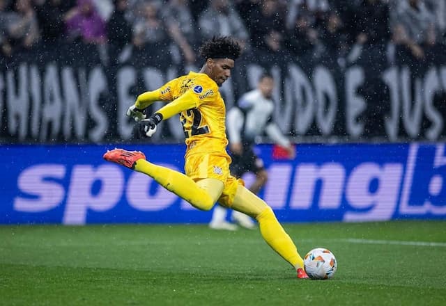 Corinthians e Flamengo trocam notificações extrajudiciais por negociação de Hugo Souza