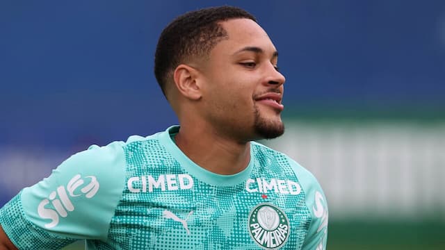 Vitor Roque volta a treinar com o elenco do Palmeiras e fica próximo de retorno
