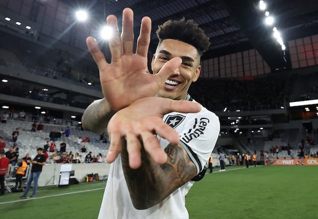 Botafogo vence o Athletico e se isola na liderança do Campeonato Brasileiro