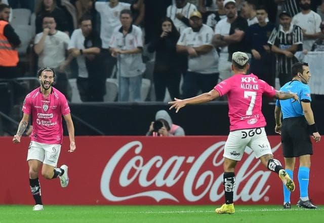 Sornoza critica elenco do Corinthians: "Os jogadores mais antigos se acomodaram"