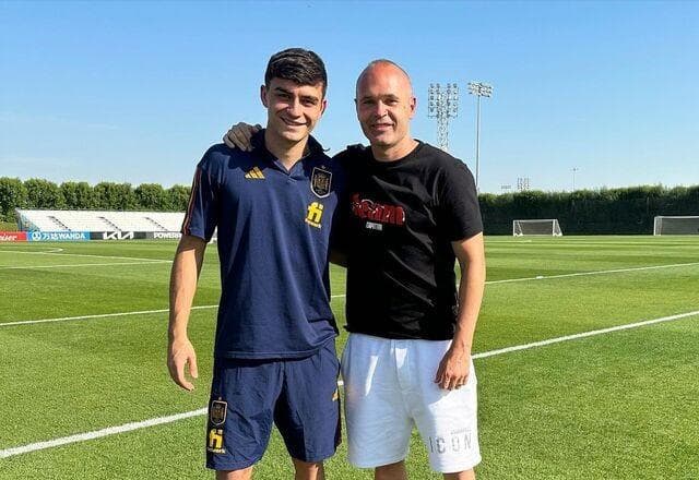 Olho neles: Iniesta visita concentração da Espanha na Copa do Mundo