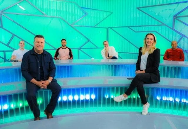Arena SBT repercute estreia do Brasil na Copa e novidades do mercado da bola