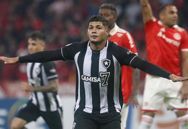 Botafogo busca virada épica sobre o Inter após pênalti e expulsão polêmicos