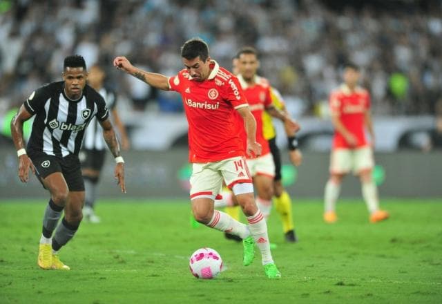 Inter vence o Botafogo e diminui vantagem do Palmeiras na liderança