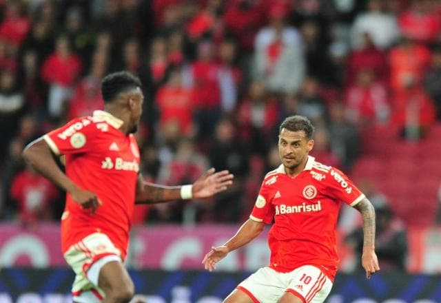 Inter vira sobre Ceará e ainda pode tirar título brasileiro do Palmeiras