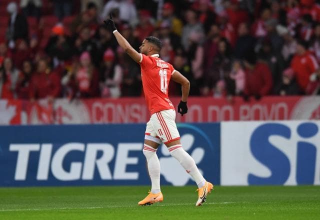 Inter vence Flamengo, frustra estreia de Dorival e pula para terceiro lugar
