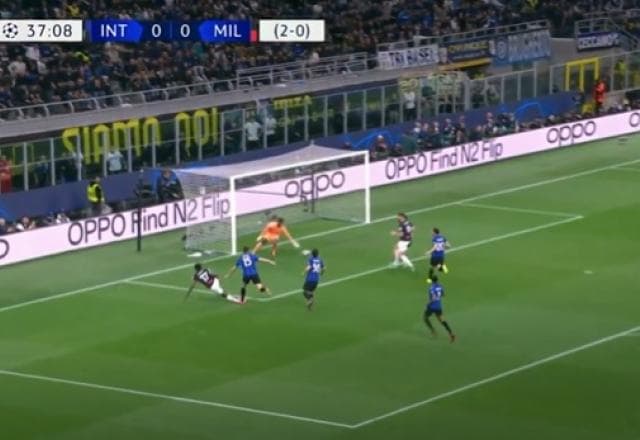 Rafael Leão dribla Acerbi, entra na área e quase abre o placar para o Milan
