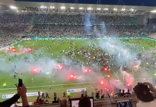 Torcida invade campo e tenta agredir time rebaixado na França