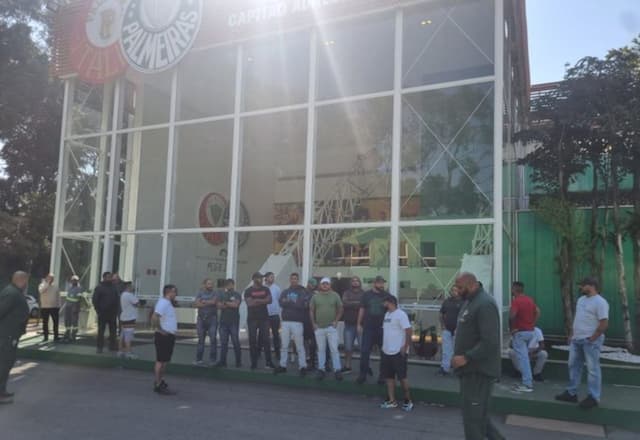 Torcida organizada do Palmeiras invade CT após derrota para o Flamengo
