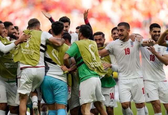 Irã marca dois no fim e vence Gales na abertura da 2ª rodada da Copa