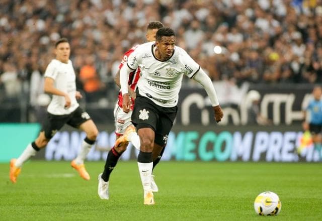 Corinthians e Jô rescindem contrato após ida a pagode e falta a treino