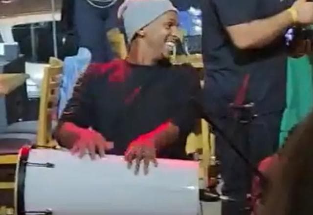 Lesionado, Jô toca pagode durante derrota do Corinthians; veja vídeo