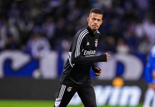 Vasco supera concorrência do Botafogo e acerta contratação de João Victor