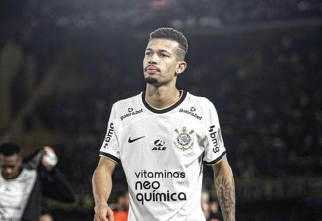Jornal: Porto tenta reduzir valor para fechar com João Victor, do Corinthians