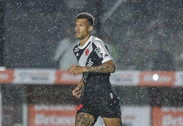 Jogador do Vasco tem o maior número de cartões vermelhos no mundo em 2024