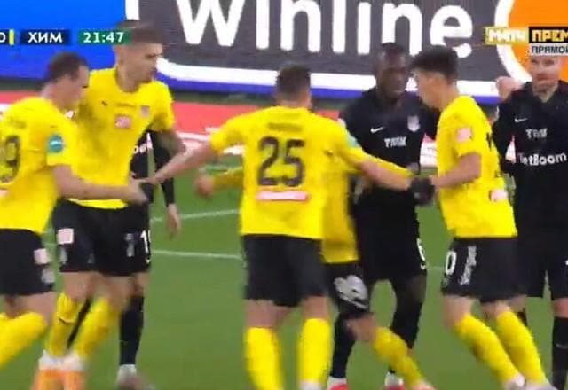 Jogadores fazem ciranda em cobrança do escanteio e roubam a cena na Rússia