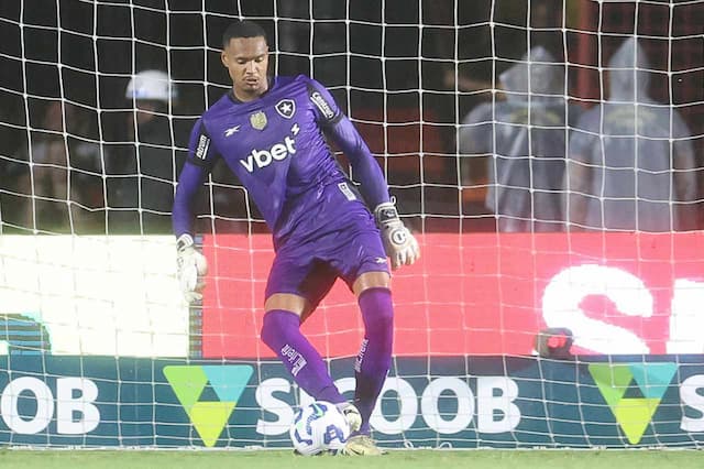 Botafogo recebe do West Ham, da Inglaterra, pelo goleiro John
