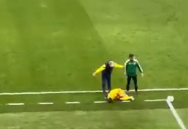 Meteu essa? Jorge Jesus chuta jogador adversário na Turquia