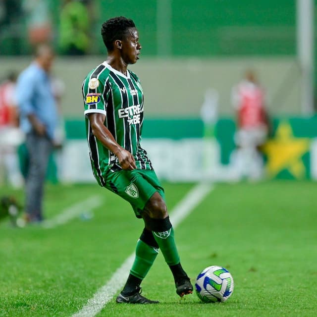 Santos anuncia contratação do meia Cazares, ex-Galo e Corinthians