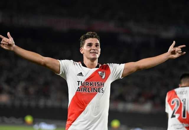 Manchester City anuncia contratação do atacante argentino Julián Álvarez