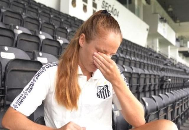 Jogadora do Santos chora ao relembrar luta contra epilepsia