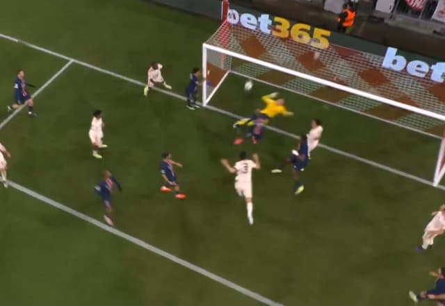 Bayern na frente! Kim Min-jae aproveita falha de goleiro e abre placar