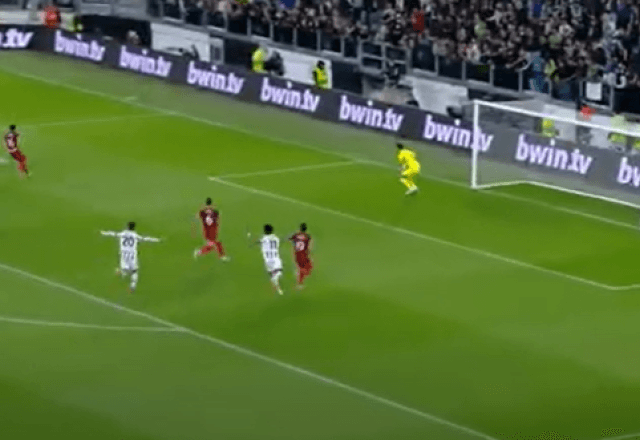 Juventus x Sevilla: Kostic avança sozinho e chuta para fora