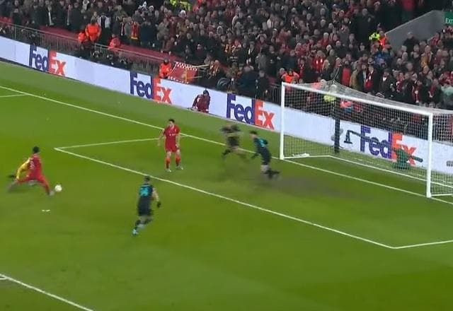 Quase! Salah aproveita rebote e chuta rasteiro, mas bola explode na trave