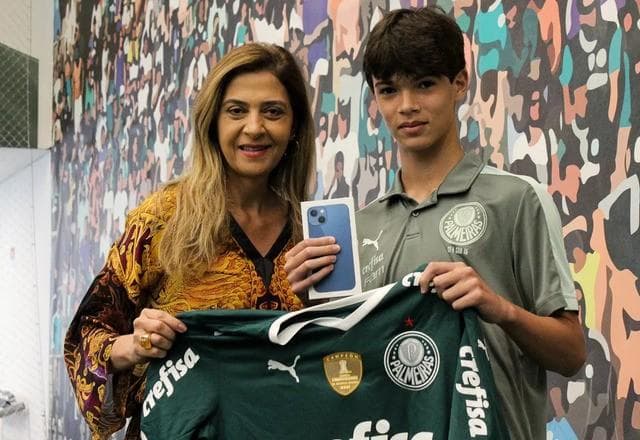 Palmeiras: Leila Pereira presenteia jovem que teve celular danificado por Calleri