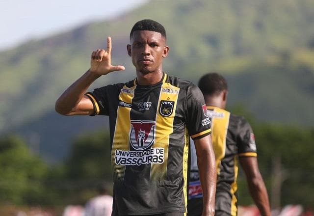 Fluminense dá chapéu no Vasco e anuncia acordo com artilheiro do Cariocão