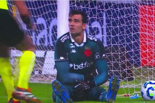 Léo Jardim, do Vasco, relembra expulsão contra o Inter: "A gente esperou o árbitro"