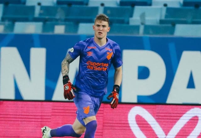 Botafogo troca documentos para concluir contratação do goleiro Leo Linck