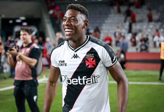 Athletico-PR acerta compra de Léo Pelé junto ao Vasco para 2025