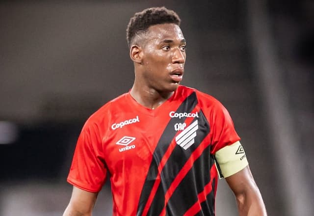 Zagueiro do Athletico-PR, Léo é vítima de racismo contra Coritiba; clubes se pronunciam