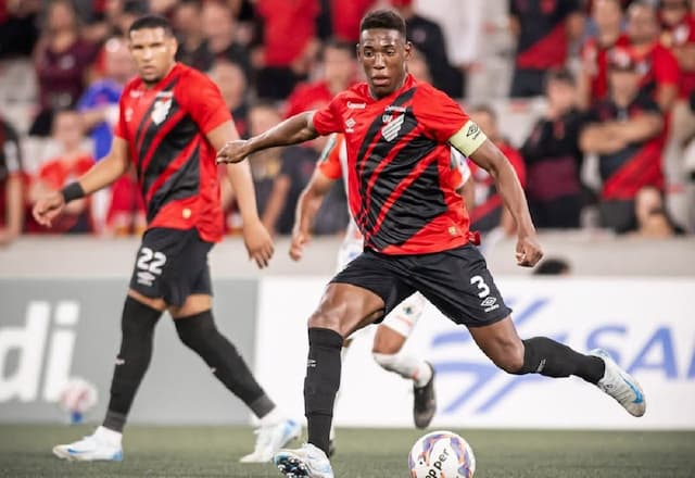 Léo, do Athletico-PR, presta queixa após racismo: “A gente só pede respeito”