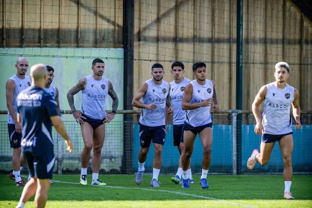 Na véspera da estreia, time espanhol tem só 10 jogadores inscritos e nenhum goleiro