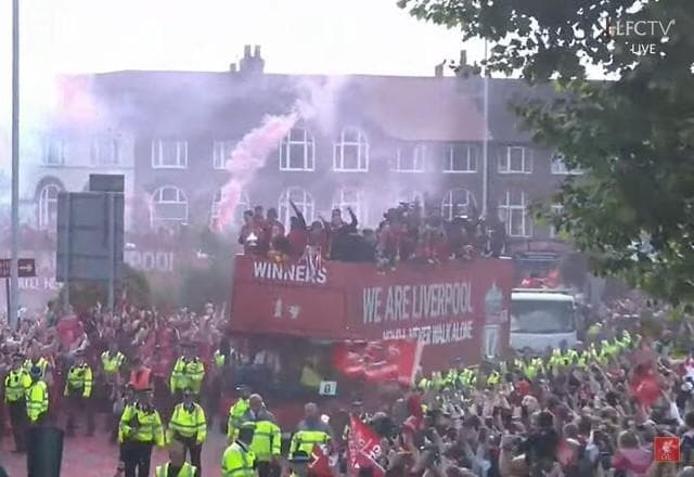 Vice da Champions, Liverpool celebra temporada em desfile com carro aberto