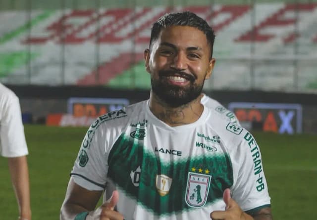 Após brilhar contra Fortaleza, atacante do Sousa é flagrado comendo um x-bacon