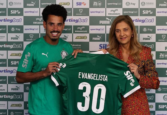 Lucas Evangelista é apresentado no Palmeiras e se emociona
