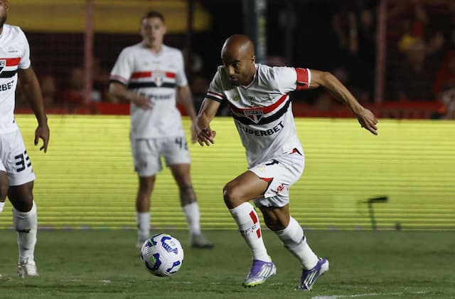 Lucas joga mais minutos e dá sinais que pode voltar a ser titular no São Paulo