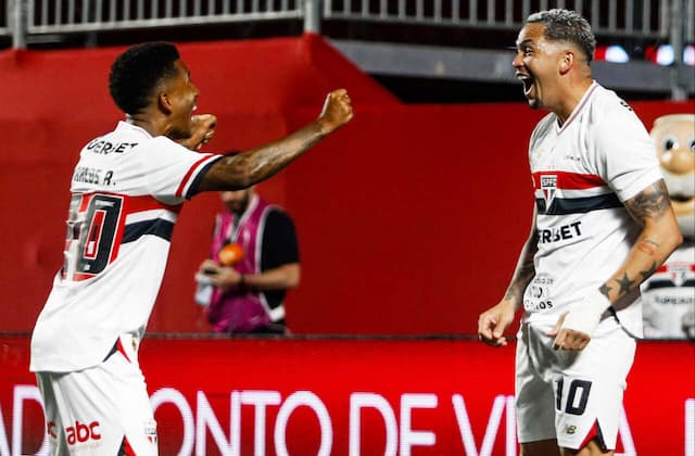 Em noite histórica de Luciano, São Paulo vence o Bahia e espanta crise