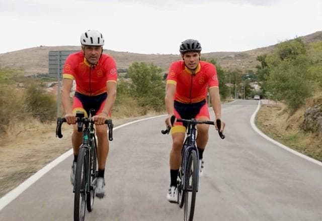 O patrão enlouqueceu: técnico da Espanha convoca seleção andando de bicicleta