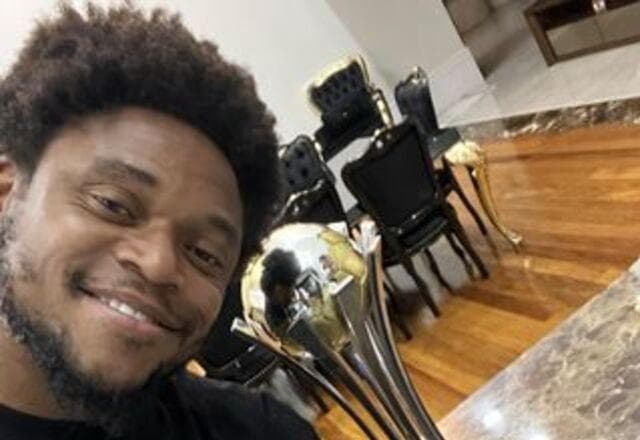 Luiz Adriano rebate provocação de torcedores do Palmeiras: "Mundial eu tenho"