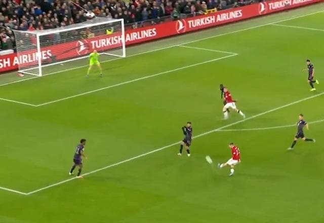 Chutaço! Shaw emenda uma bomba de fora da área para boa defesa de Neuer