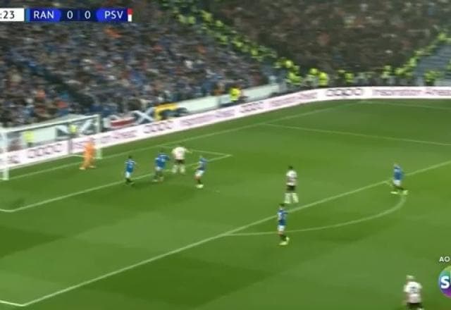 Luuk de Jong recebe dentro da área, mas perde chance de abrir o placar para PSV