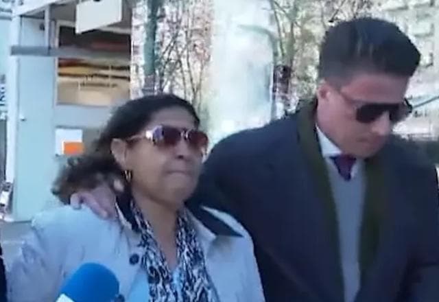 Mãe de Daniel Alves se encontra com advogados e mostra abatimento