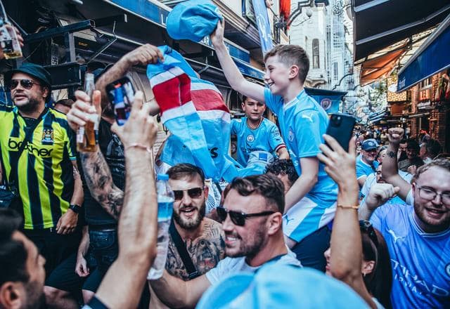 Torcidas de Manchester City e Inter de Milão tomam as ruas de Istambul