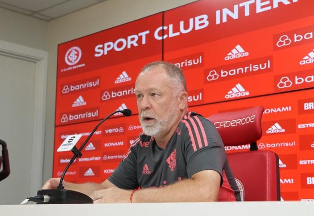Técnico do Ronaldo no Corinthians, Mano exalta Suárez: "Contratações parecidas"